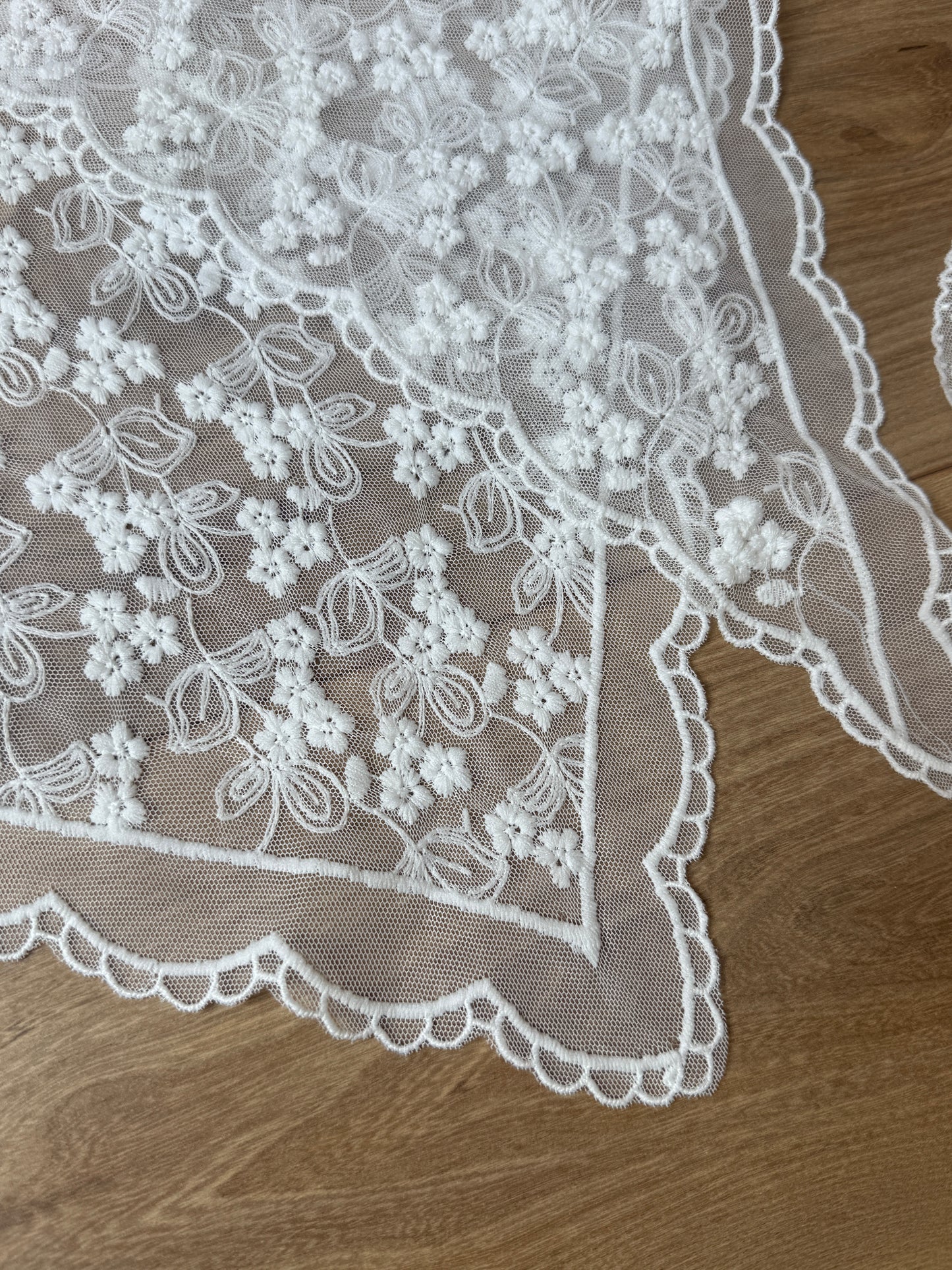 TRIANGLE DENTELLE