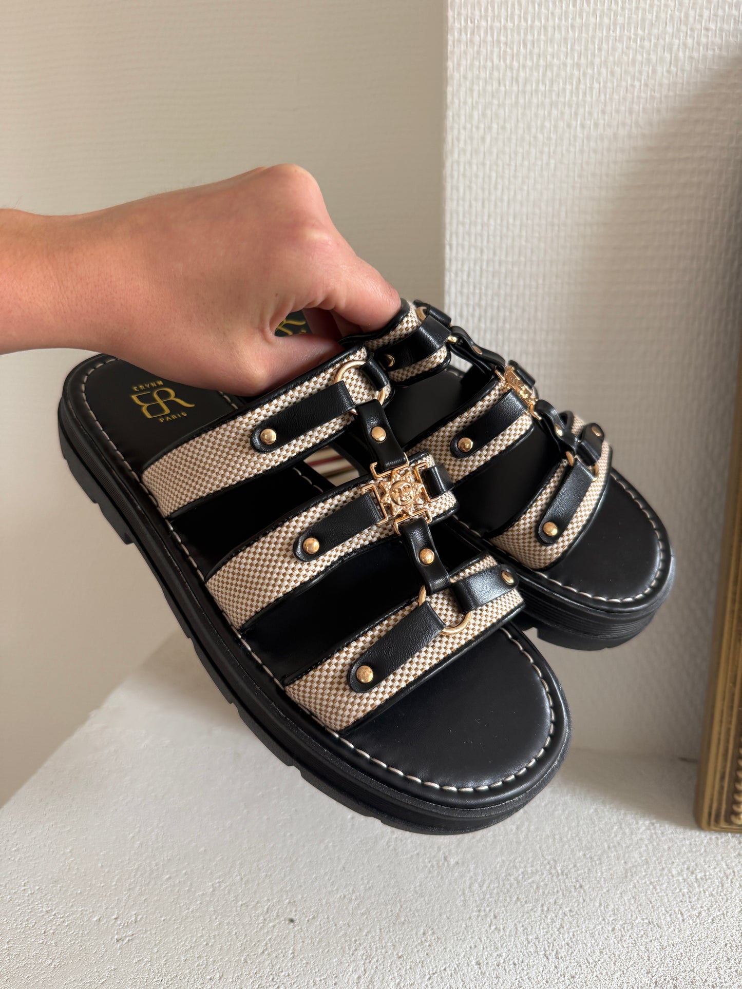 CLAQUETTES NOIRES