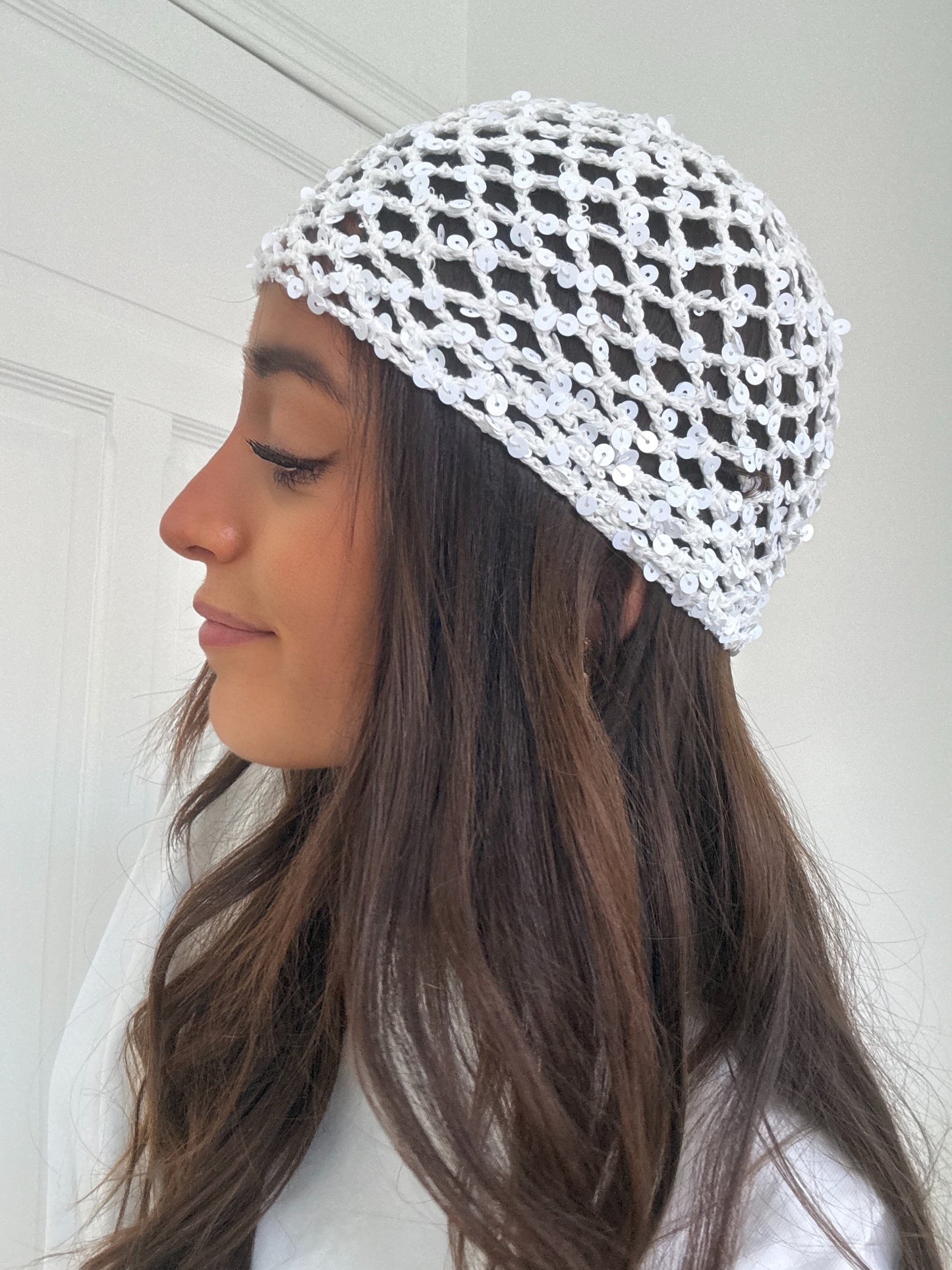 BONNET CROCHET BLANC À SEQUINS