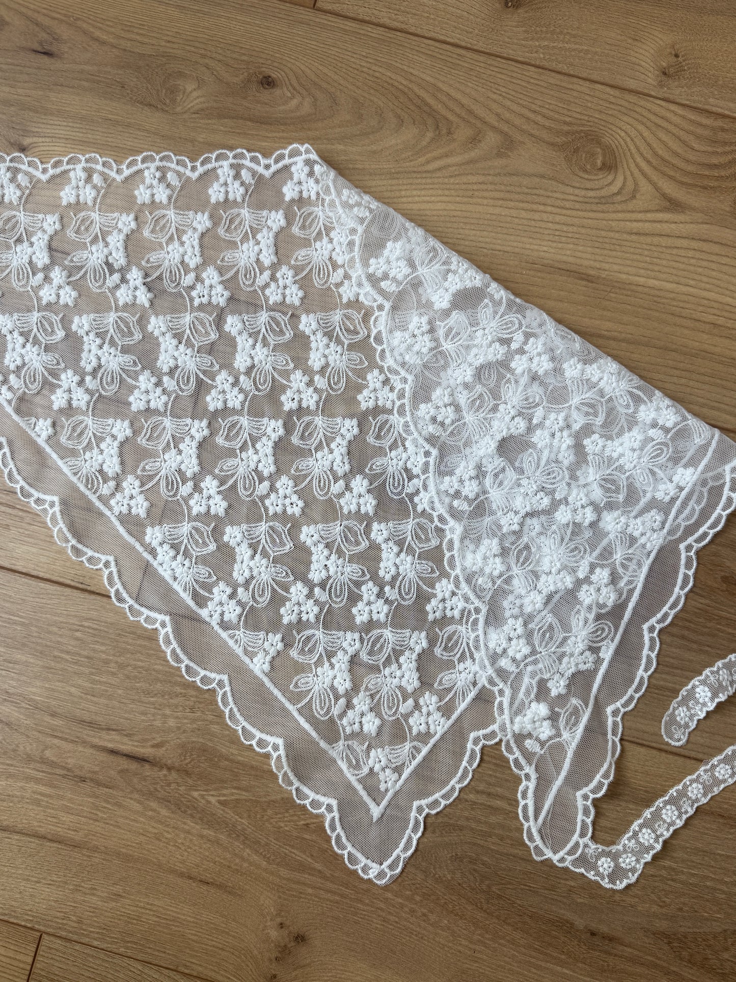 TRIANGLE DENTELLE