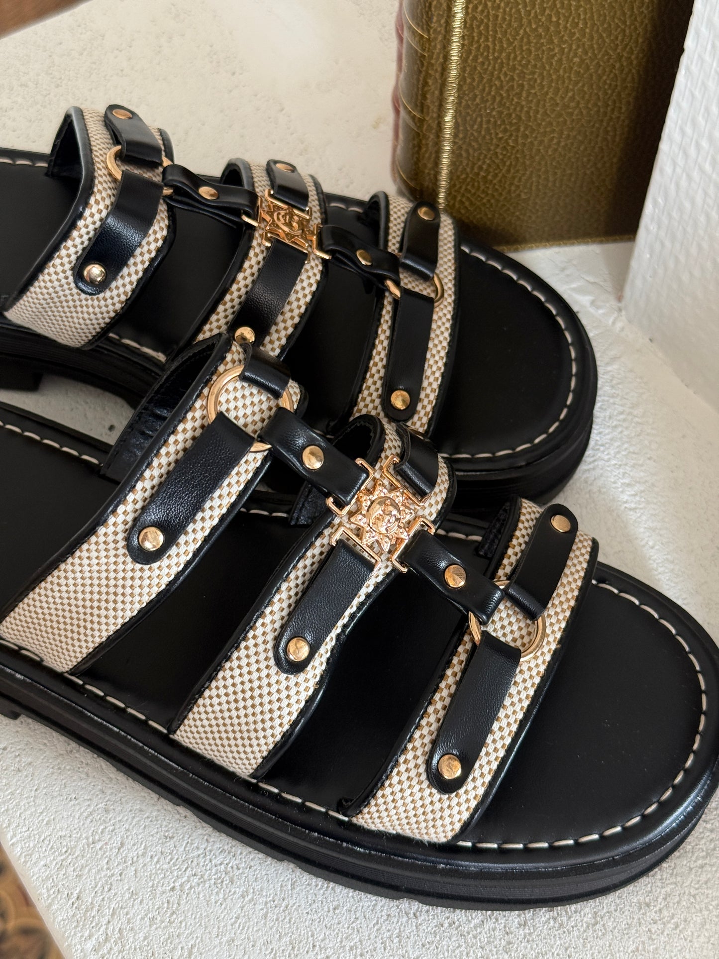 CLAQUETTES NOIRES