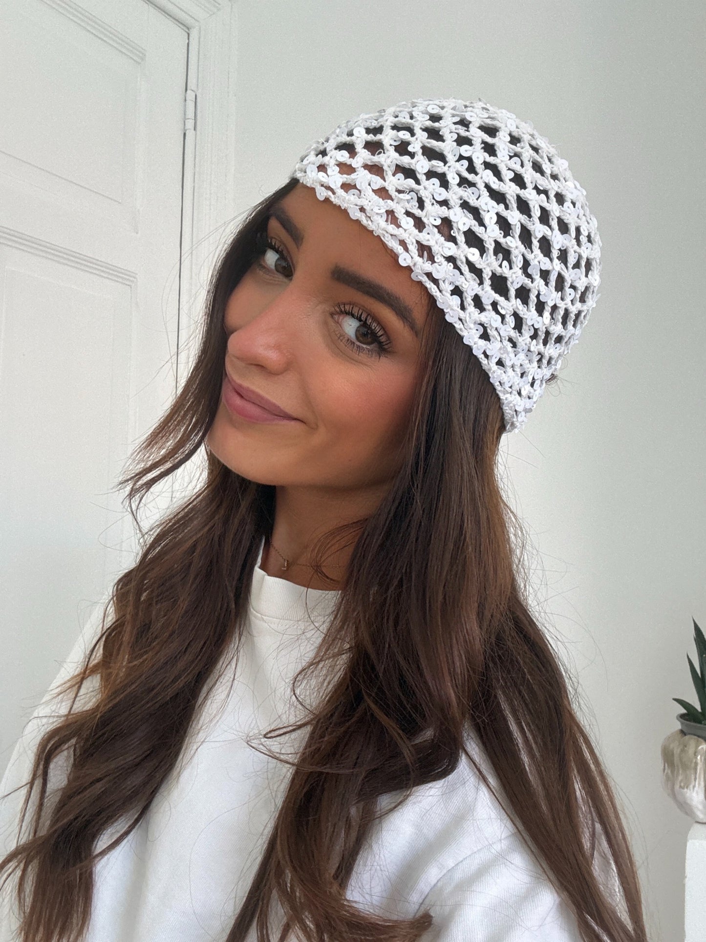 BONNET CROCHET BLANC À SEQUINS