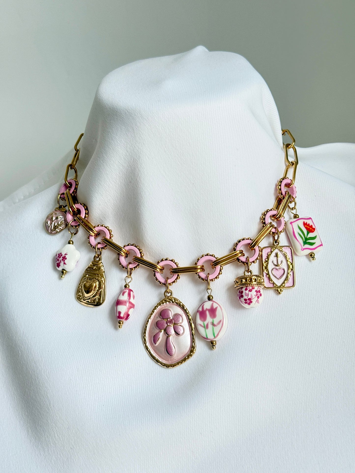 COLLIER AVA
