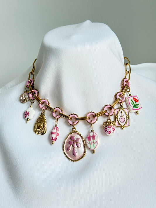 COLLIER AVA