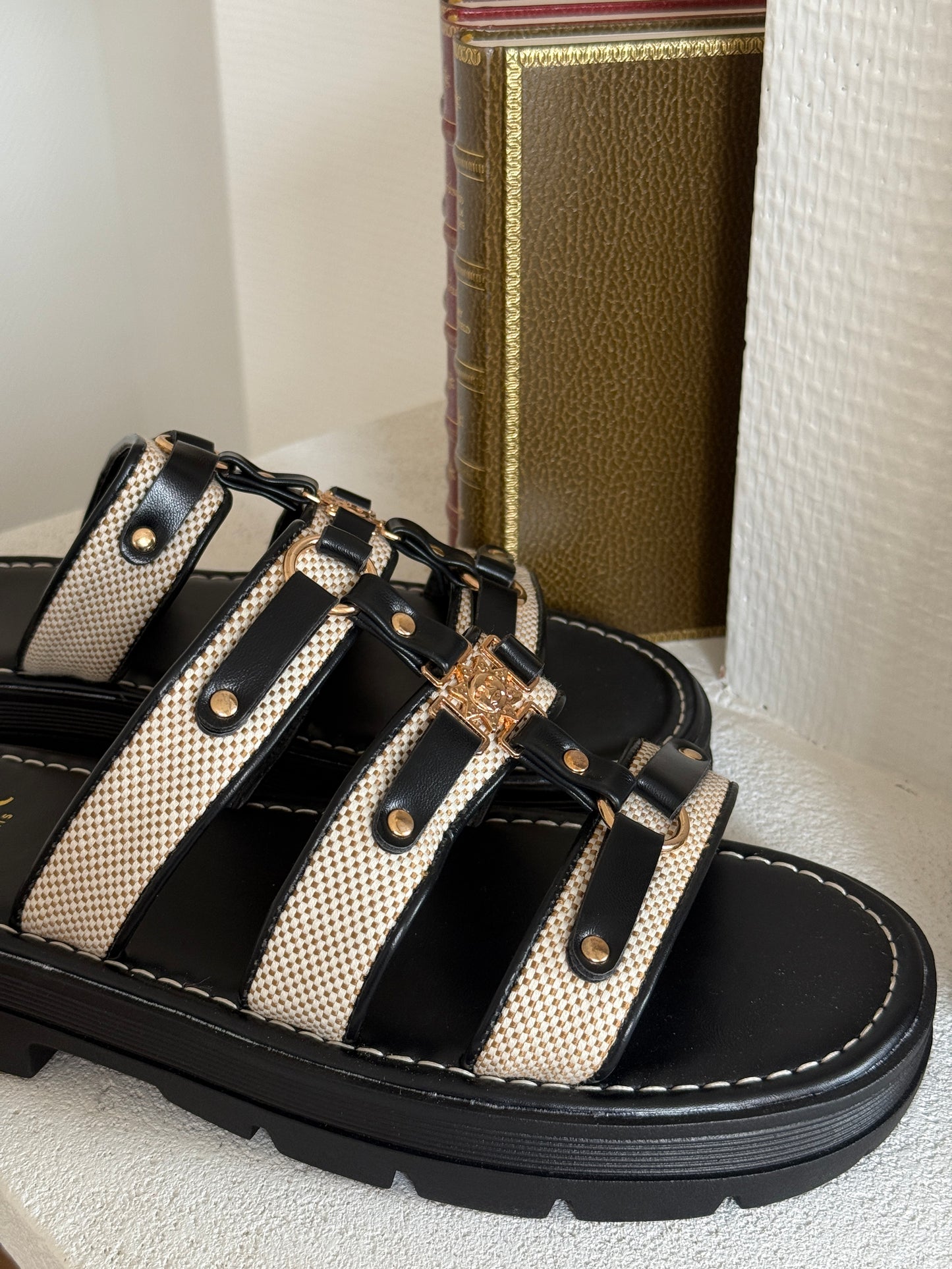CLAQUETTES NOIRES